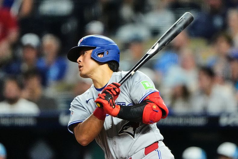 Kazuma Okamoto, de los Azulejos de Toronto, pega un sencillo ante los Reales de Kansas City, el sábado 5 de septiembre de 2026 (AP Foto/Charlie Riedel)