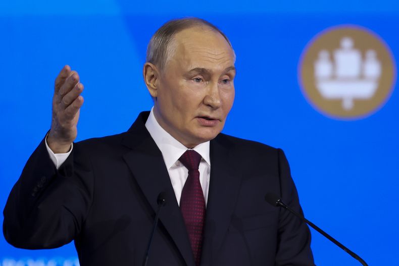 El presidente ruso, Vladímir Putin, habla en la sesión plenaria del Foro Económico Internacional de San Petersburgo, en San Petersburgo, Rusia, el viernes 7 de junio de 2024. (Anton Vaganov/Pool Foto vía AP)