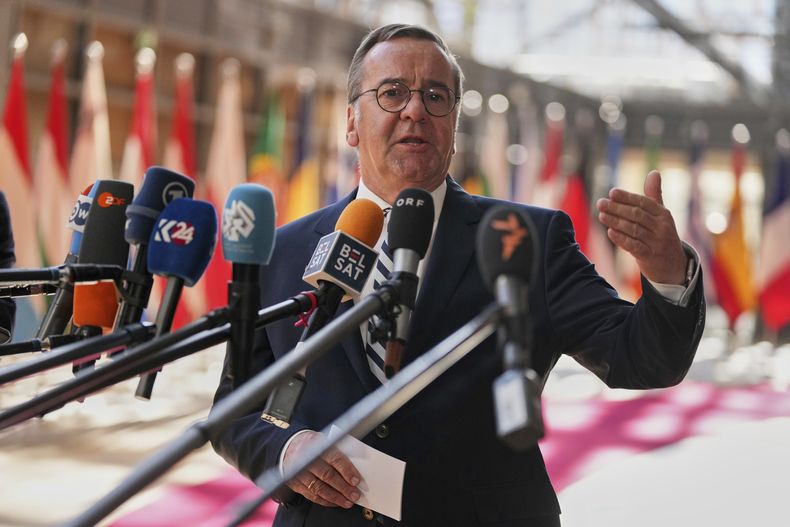 El ministro de Defensa de Alemania, Boris Pistorius, habla con los medios al llegar a una reunión de ministros de Defensa de la Unión Europea en el edificio del Consejo Europeo en Bruselas, el martes 20 de mayo de 2025. (AP Foto/Virginia Mayo)