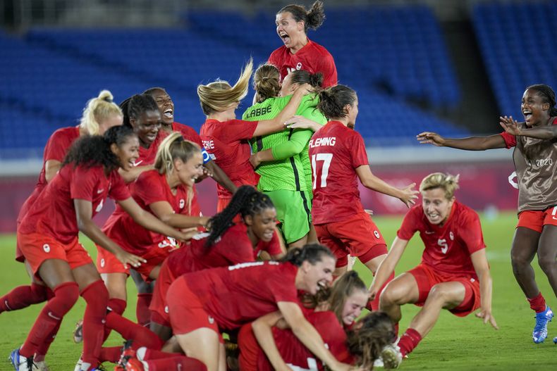 ARCHIVO - Las seleccionadas canadienses festejan su triunfo en el partido ante Suecia, por la medalla olímpica de oro, el 6 de agosto de 2021, en Yokohama, Japón (AP Foto/Fernando Vergara, archivo)