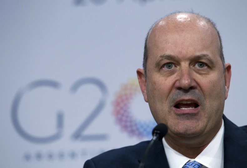 ARCHIVO - El entonces presidente del Banco Central de Argentina Federico Sturzenegger en una conferencia de prensa al final de una reunión del G20 en Washington, el 20 de abril de 2018. Sturzenegger, actual ministro de de Desregulación y Transformación del Estado, adelantó el lunes 8 de julio de 2024 las primeras medidas que impulsará para profundizar la agenda reformista que se ha propuesto el gobierno de Javier Milei. (AP Foto/José Luis Magaña, Archivo)