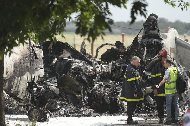 Los restos de un avión se encuentran junto a viviendas después de estrellarse cerca del aeropuerto de San Fernando, en las afueras de Buenos Aires, Argentina, el miércoles 18 de diciembre de 2024. (AP Foto/Natacha Pisarenko)