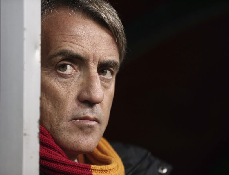 En esta foto del 10 de diciembre del 2013 se ve al t&eacute;cnico del Galatasaray, Roberto Mancini, observando a su equipo durante un encuentro de la Liga de Campeones contra Juventus en Estambul. El 11 de junio del 2014 se anunci&oacute; que dejaba el ca