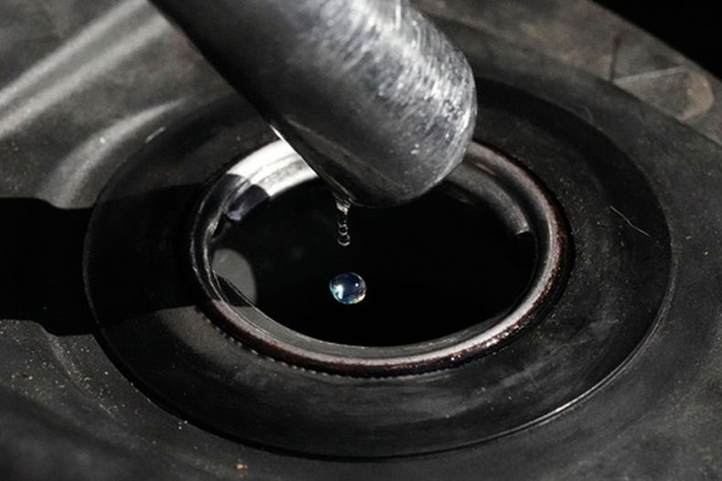 ARCHIVO - Gotas de gasolina caen de la manguera de un surtidor, mientras los precios siguen subiendo, en una gasolinera en Ciudad de Quezón, Filipinas, el 19 de marzo de 2026. (AP Foto/Aaron Favila, Archivo)