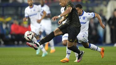 El jugador del PSG Kylian Mbappe juega durante un partido de la League One francesa entre el Auxerre y el Paris Saint Germain,en el estadio de Abbe Deschamps en Auxerre, en el centro de Francia, el domingo 21 de mayo de 2023. (AP Foto/Thibault Camus)