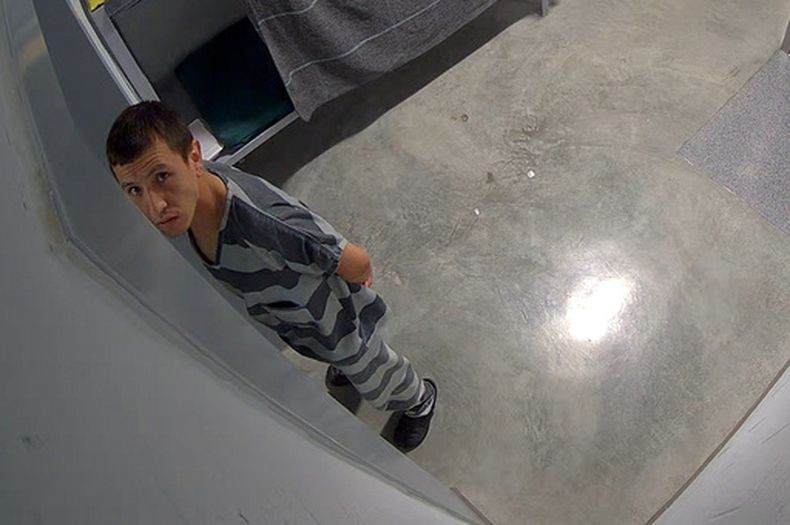 En la imagen, tomada de un video proporcionado por la Patrulla de Caminos del Estado de Missouri, Brayan Rayo Garzon, detenido por el Servicio de Inmigración y Control de Aduanas (ICE, por sus siglas en inglés), mira hacia una cámara de vigilancia en la cárcel del condado Phelps en Rolla, Missouri, el 7 de abril de 2025, poco antes de morir por suicidio. (Patrulla de Caminos del Estado de Missouri vía AP)