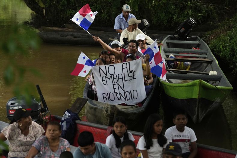 Manifestantes viajan por río hasta la desembocadura del Río Indio, en la costa caribeña de Panamá, para protestar contra el proyecto de construcción de un embalse para el Canal de Panamá y contra el presidente panameño, José Raúl Mulino, el viernes 16 de mayo de 2025. El cartel dice: No a la represa del Río Indio. (Foto AP/Matías Delacroix)