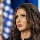 La secretaria de Seguridad Nacional Kristi Noem en una conferencia de prensa en la sede del Servicio de Control de Inmigración y Aduanas, el 9 de abril de 2025, en Washington. (AP Foto/Alex Brandon, Archivo)