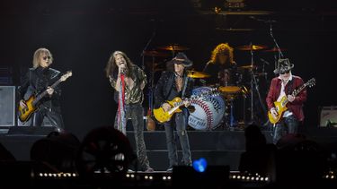 ARCHIVO - Tom Hamilton, de izquierda a derecha, Steven Tyler, Joe Perry, John Douglas y Brad Whitford de Aerosmith, durante su presentación el 8 de septiembre de 2022 en el Fenway Park de Boston. Aerosmith estará de gira por última vez para celebrar sus más de 50 años como astros del rock, anunció la banda el lunes 1 de mayo de 2023. Su gira de despedida se titula Peace Out y comenzará el 2 de septiembre en Filadelfia. (Foto Winslow Townson/Invision/AP, archivo)