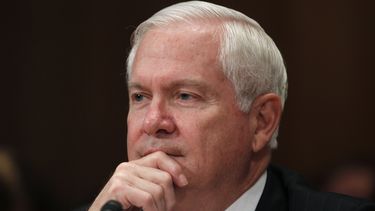 americateve | El ex secretario de Defensa Robert Gates en una foto de archivo del 15 de junio de 2011, mientras ocupaba el cargo, declara sobre el presupueto de 2012 del Departamento de Defensa de 2012 ante la Subcomisi&oacute;n de Defensa de la Comisi&oacute;n de Asig