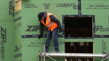 Un trabajador asegura el revestimiento en un sitio de construcción residencial en Mount Prospect, Illinois, el 18 de marzo de 2024. (Foto AP/Nam Y. Huh, Archivo)