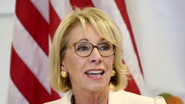 ARCHIVO - En esta foto de archivo del 15 de octubre de 2020, la secretaria de Educación, Betsy DeVos, habla en la Phoenix International Academy en Phoenix. (AP foto/Matt York, archivo)