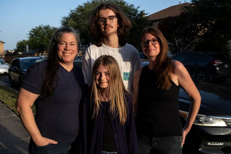 ARCHIVO - Jamie Corum, sus hijos Ivy Edgar, de 10 años, Cash Edgar, de 17, y su esposa Jessica Edgar-Corum posan en su vecindario el 29 de junio de 2026, en Pflugerville, Texas. (AP Foto/Joel Angel Juarez, archivo)