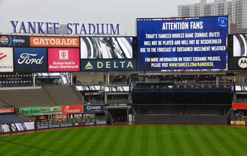Los Yankees de Nueva York anuncian en las pantallas del Estadio la cancelación del último encuentro de la temporada regular ante los Orioles de Baltimore debido al clima el domingo 27 de septiembre del 2026. (AP Foto/Noah K. Murray)