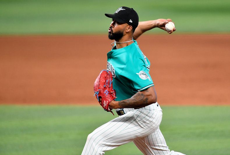Sandy Alcántara, lanzador de los Marlins de Miami, trabaja durante la novena entrada del juego de béisbol de Grandes Ligas frente a los Bravos de Atlanta, el domingo 27 de septiembre de 2026, en Miami. (AP Foto/Michael Laughlin)
