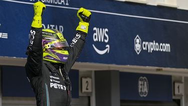 El piloto británico de Mercedes Lewis Hamilton celebra tras conseguir la primera posición en la clasificación al Gran Premio de Hungría el sábado 22 de julio del 2023. (AP Foto/Denes Erdos)