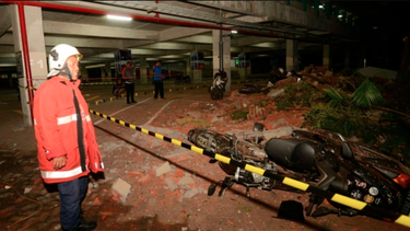 videos, fotos: un fuerte terremoto de 6,9 en indonesia deja al menos 82 muertos