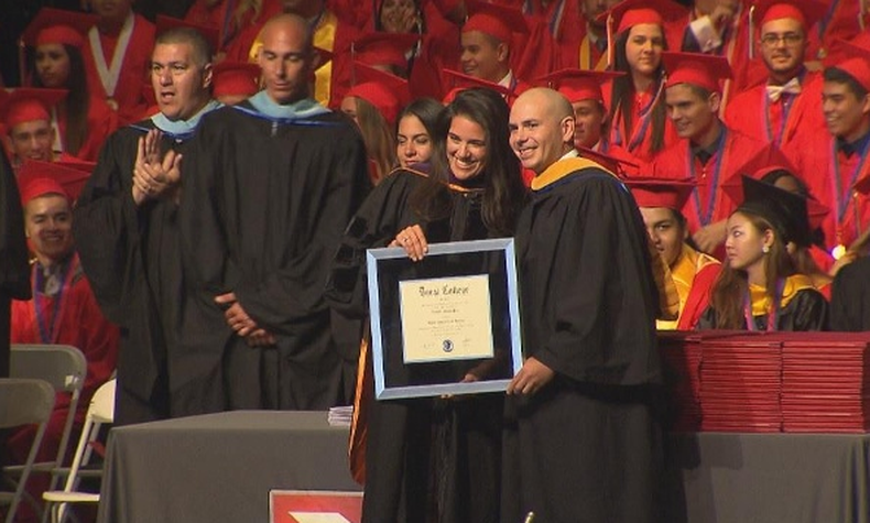 Pitbull nativo de Miami fue elogiado por su apoyo a la educación y recibió doctorado honoris causa en Doral College