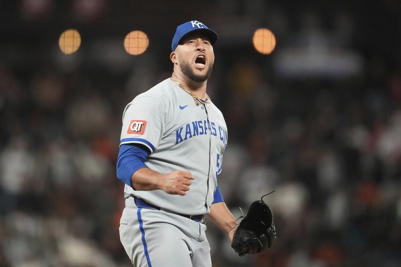 El lanzador de los Reales de Kansas City Carlos Estévez celebra la victoria ante los Gigantes de San Francisco el lunes 19 de mayo del 2025. (AP Foto/Jeff Chiu)