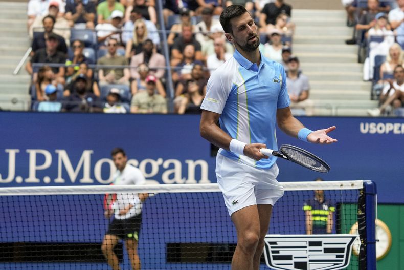 El serbio Novak Djokovic reacciona durante el partido ante el español Bernabé Zapata en la segunda ronda del US Open, el miércoles 30 de agosto de 2023, en Nueva York. (AP Foto/John Minchillo)