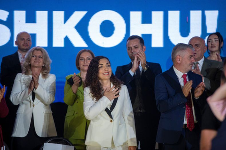 Vjosa Osmani, expresidenta de Kosovo, centro, saluda a sus seguidores en el acto de clausura de la Liga Democrática de Kosovo (LDK), celebrado en la capital, Pristina, el viernes 5 de junio de 2026. (Foto AP/Visar Kryeziu)