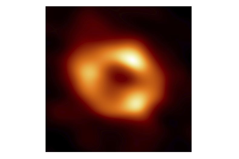 En esta imagen, publicada por la colaboración del Telescopio Event Horizon el 12 de mayo de 2022, se muestra un agujero negro en el centro de la Vía Láctea. Este agujero negro se conoce como Sagitario A*, cerca del límite de las constelaciones de Sagitario y Escorpión. (Colaboración del Telescopio Event Horizon vía AP)