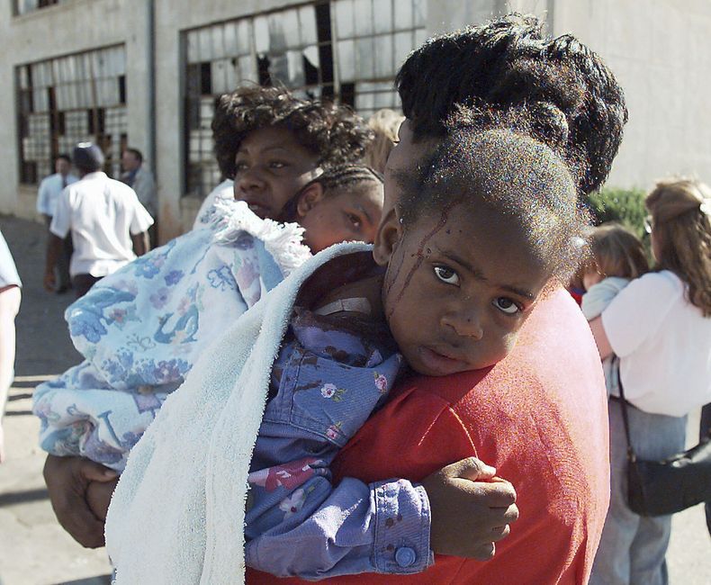 ARCHIVO - Una mujer consuela a un niño herido tras una explosión en el edificio federal Alfred P. Murrah en Oklahoma City el 19 de abril de 1995. (AP Foto/David Longstreath, Archivo)