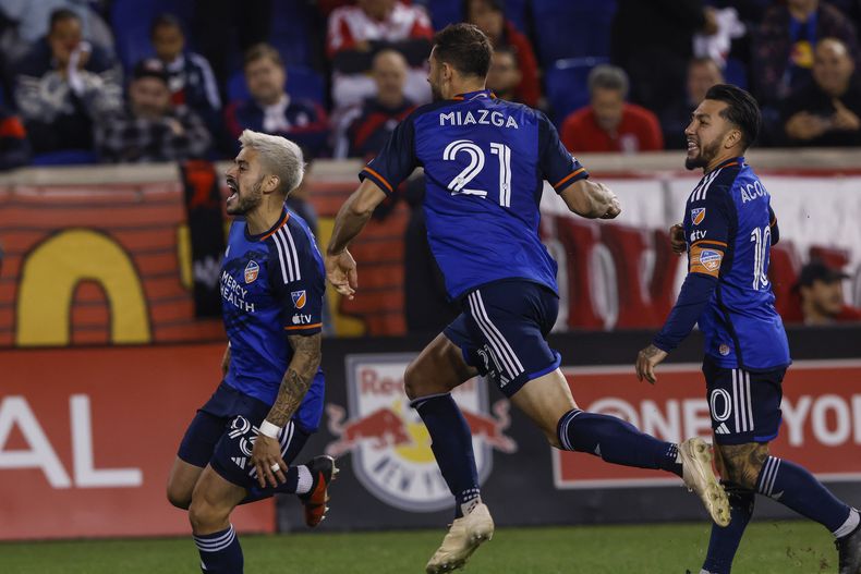 Los jugadores de Cincinnati festejan luego de derrotar en penales a los Red Bulls de Nueva York en el duelo de playoffs de la MLS realizado el sábado 4 de noviembre de 2023 (AP Foto/Eduardo Muñoz Álvarez)