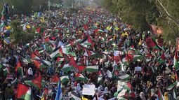 Escena de la marcha contra Israel en Lahore, Pakistán, el 19 de noviembre de 2023. (Foto AP/K.M. Chaudary)