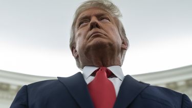 Departamento de Justicia prohíbe acceso a asistente de Trump