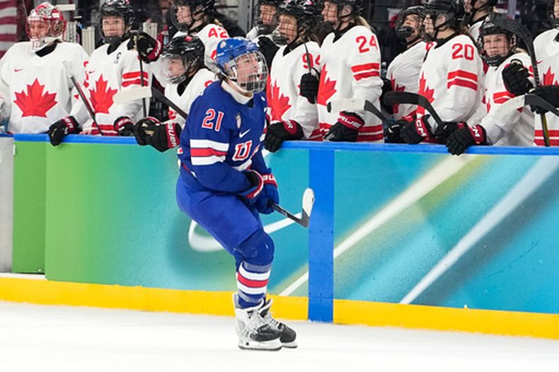 La estadounidense Hilary Knight (21) celebra tras anotar un gol ante Canadá en el partido por la medalla de oro de los Juegos Olímpicos de Invierno, el jueves 19 de febrero de 2026, en Milán. (AP Foto/Hassan Ammar)