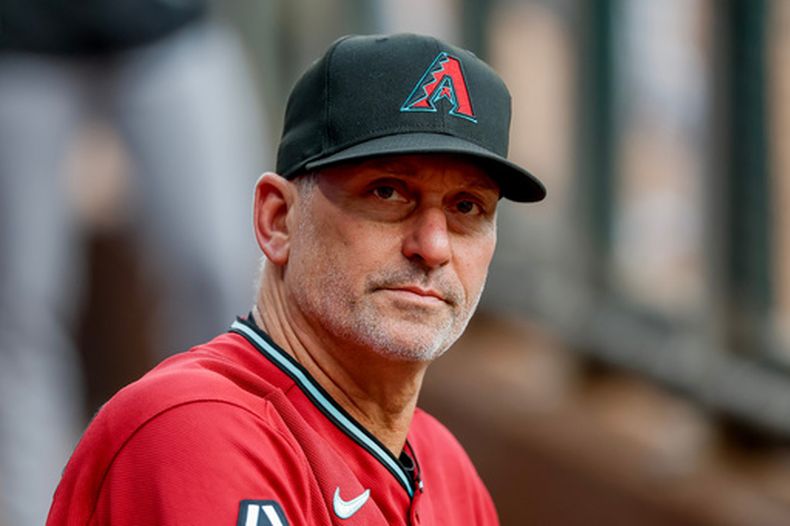 El manager de los Diamondbacks de Arizona, Torey Lovullo, espera el inicio del juego ante los Bravos de Atlanta, el viernes 15 de agosto de 2026 (AP Foto/Erik S. Lesser)