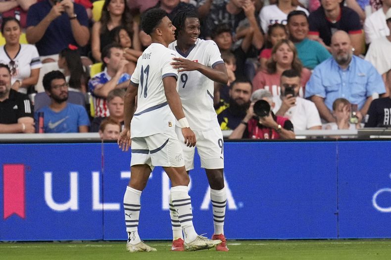 Johan Manzanbi (9) festeja su tanto con Dan Ndoye, su compañero de la selección de Suiza, en un partido amistoso ante Estados Unidos, disputado el martes 10 de junio de 2025 en Nashville, Tennessee (AP Foto/George Walker IV)