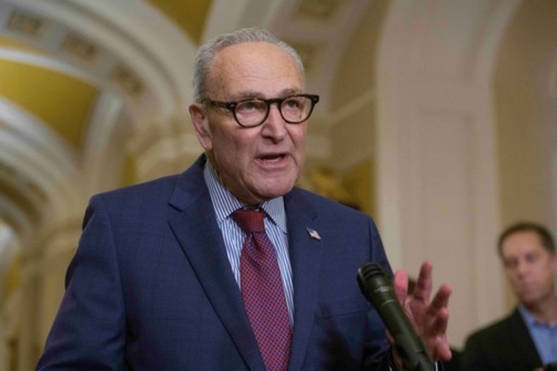 El líder de la minoría del Senado de EEUU, Chuck Schumer, demócrata de Nueva York, habla con la prensa en el Capitolio, el 13 de enero de 2026 en Washington. (AP Foto/Rod Lamkey, Jr.)