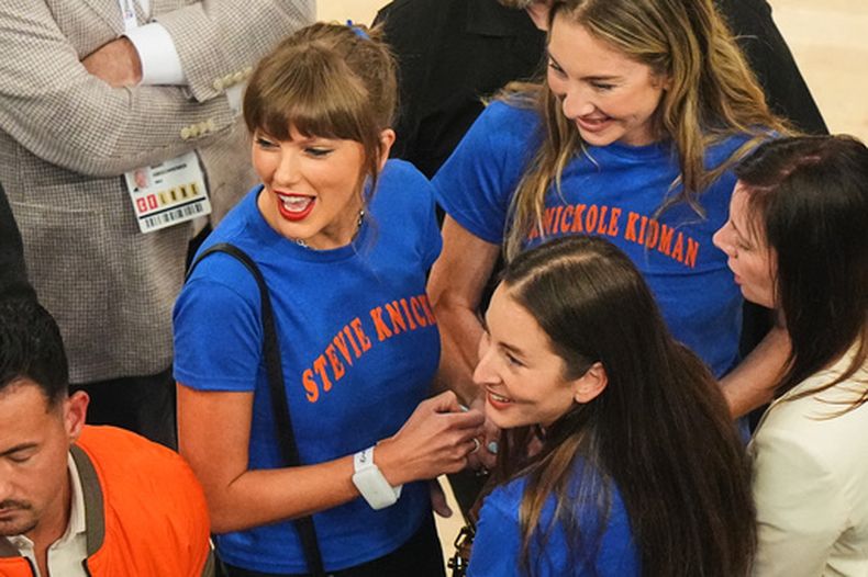 Taylor Swift asiste al cuarto juego de las Finales de la NBA entre los Spurs de San Antonio y los Knicks de Nueva York, el miércoles 10 de junio de 2026, en Nueva York. (AP Foto/Frank Franklin II)
