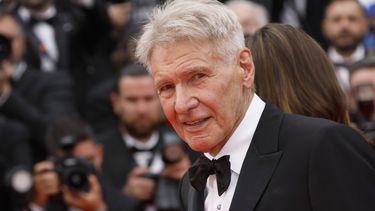 Harrison Ford posa a su llegada al estreno de la película Indiana Jones and the Dial of Destiny en la 76a edición del festival internacional de cine de Cannes, en sur de Francia, el jueves 18 de mayo de 2023. (Foto Vianney Le Caer/Invision/AP)
