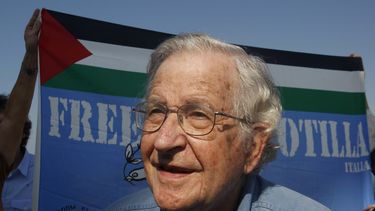 ARCHIVO - En esta foto de archivo del 20 de octubre de 2012, el activista Noam Chomsky participa en una conferencia de prensa en el puerto de Ciudad de Gaza para apoyar una flota con destino a Gaza. La esposa de Chomsky, Valeria Wasserman Chomsky, dijo el martes 18 de marzo de 2024 que los reportes sobre la muerte de su esposo eran falsos. (AP Foto/Hatem Moussa, Archivo)