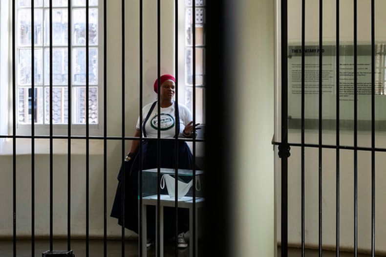 Nolubabalo Memese habla durante una entrevista en el vestíbulo de la Cárcel de Mujeres, un museo situado cerca de la Corte Constitucional, en Johannesburgo, Sudáfrica, el 22 de julio de 2026. (AP Foto/Themba Hadebe)