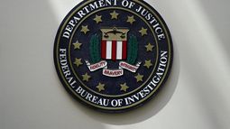 ARCHIVO - Un sello del FBI en un muro el 10 de agosto de 2022, en Omaha, Nebraska. (AP Foto/Charlie Neibergall, Archivo)