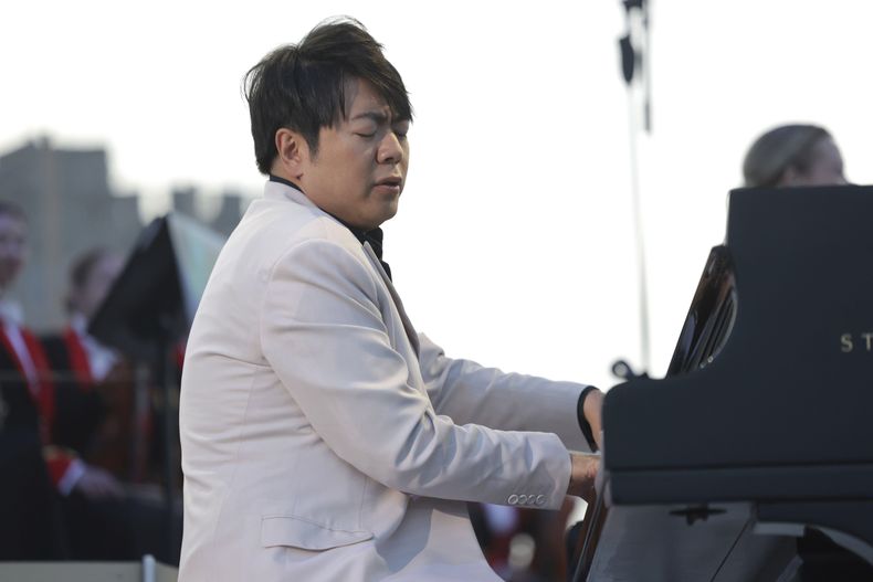 ARCHIVO - El pianista chino Lang Lang durante su presentación en un concierto en el Castillo de Windsor, Inglaterra, para celebrar la coronación del rey Carlos III de Gran Bretaña el domingo 7 de mayo de 2023. Lang Lang se presentará en concierto en el Auditorio Nacional de la Ciudad de México el 3 de octubre. (Chris Jackson/Pool Photo vía AP)