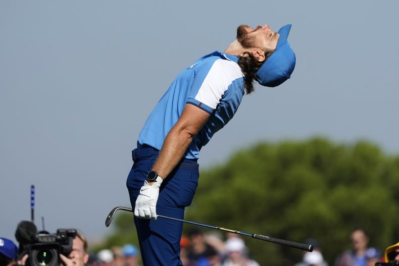 Tommy Fleetwood, del equipo de Europa, se lamenta después de fallar por poco un tiro en el 10mo green de su duelo de foursomes de la Copa Ryder, el viernes 29 de septiembre de 2023, en el Club de Golf Marco Simone, en Guidonia Montecelio, Italia. (AP Foto/Andrew Medichini)