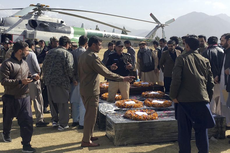Familiares con los restos de paquistaníes que murieron cuando se hundió su barco frente a las costas de Libia, en Kurram, un distrito en la provincia de Khyber Pakhtunkhwa, Pakistán, el 28 de febrero del 2025. (AP foto/Dilawar Hussain)
