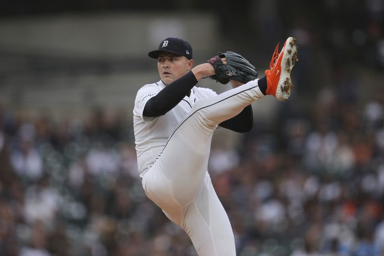 Tarik Skubal, abridor de los Tigres de Detroit, realiza un lanzamiento en el duelo ante los Medias Blancas de Chicago, el sábado 6 de septiembre de 2025 (AP foto/Paul Sancya)