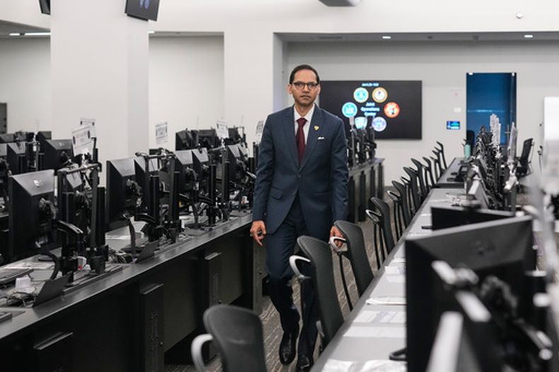El agente especial del FBI Amit Kachhia-Patel, de la división de los servicios de misión, camina en el Centro de Operaciones Conjuntas en Nueva York el jueves 4 de junio del 2026. (AP Foto/Richard Drew)