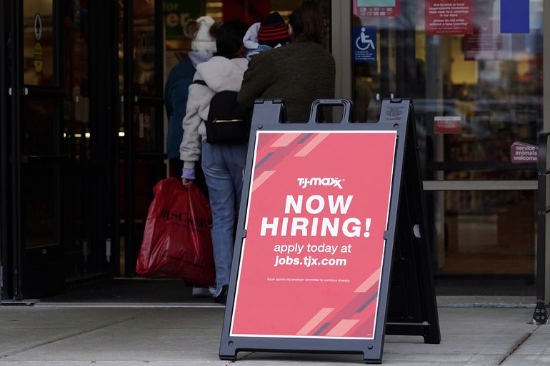 Ayuda por desempleo en EEUU cae a nivel más bajo en 52 años