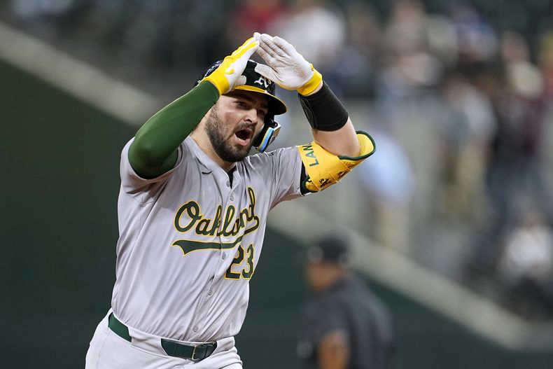 Shea Langeliers, de los Atléticos de Oakland, festeja luego de batear un jonrón ante los Rangers de Texas, el martes 9 de abril de 2024 (AP Foto/Tony Gutiérrez)