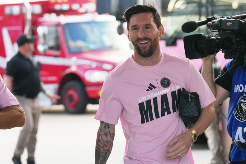 Lionel Messi de Inter Miami llega al estadio para el partido de la MLS contra Atlanta United, el sábado 11 de octubre de 2025, en Fort Lauderdale, Florida (AP Foto/Lynne Sladky)