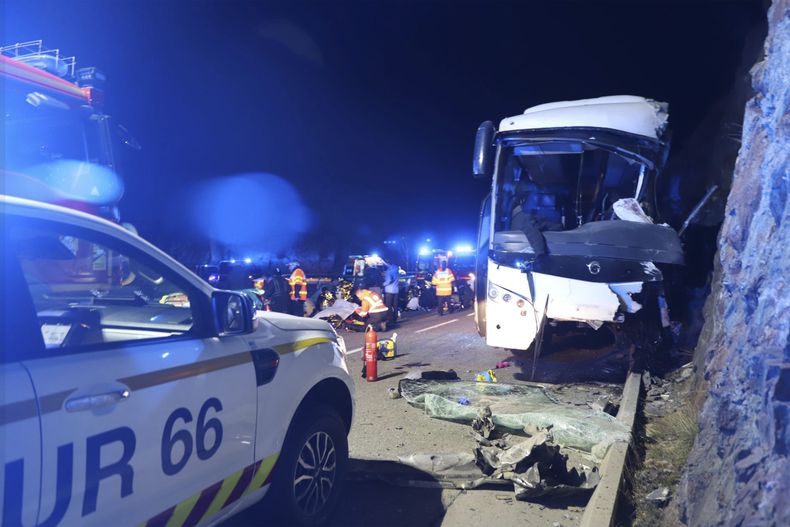 Esta fotografía proporcionada el 2 de diciembre de 2024 por la brigada de rescate regional muestra un autobús que se estrelló el domingo 1 de diciembre de 2024 por la noche cerca de una estación de esquí en los Pirineos en el sur de Francia. (SDIS66 vía AP)