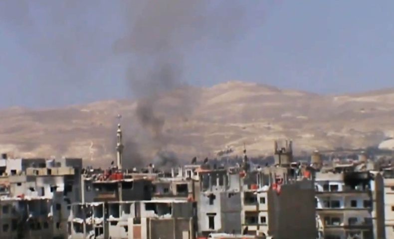 En esta imagen obtenida de video de la red de noticias Shaam News Network sale humo negro despu&eacute;s de un bombardeo en un &aacute;rea de Damasco, el lunes 4 de noviembre de 2013. (Foto AP/Shaam News Network v&iacute;a AP video)