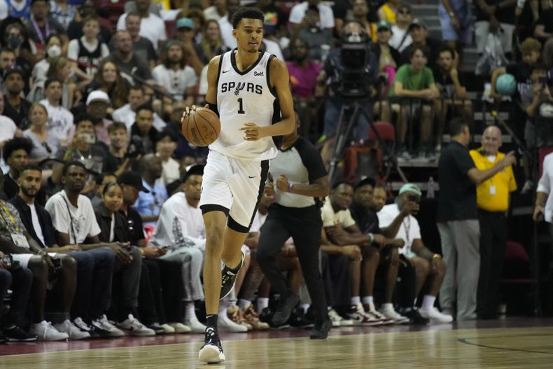 Victor Wembanyama de los Spurs de San Antonio avanza con el balón en el encuentro de la Liga de Verano ante los Hornets de Charlotte el viernes 7 de julio del 2023. (AP Foto/John Locher)